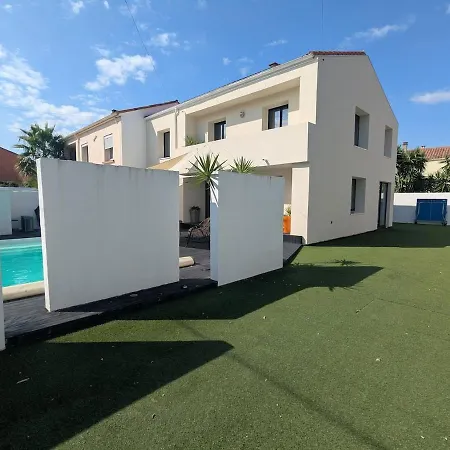 Maison Avec Piscine, House With A Pool אגדה